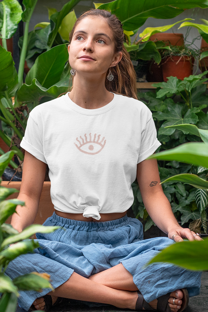 Model trägt White Oversized T-Shirt mit Motiv YOU ARE LOVED