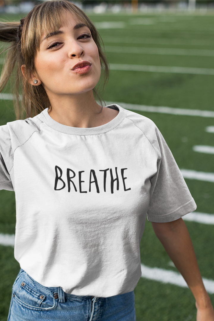 Model trägt weißes Oversized T-Shirt mit Motiv BREATHE