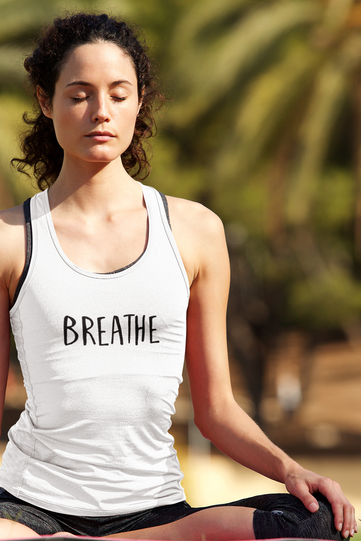 Model trägt weißes Dancer Top mit Motiv BREATHE