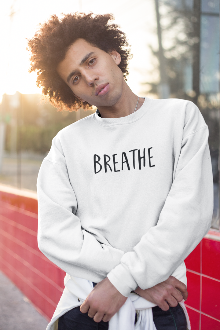 Model trägt weißes Oversized Sweater mit Motiv BREATHE