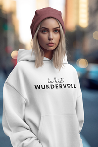 Model trägt weißes Oversized Hoodie mit Motiv DU BIST WUNDERVOLL