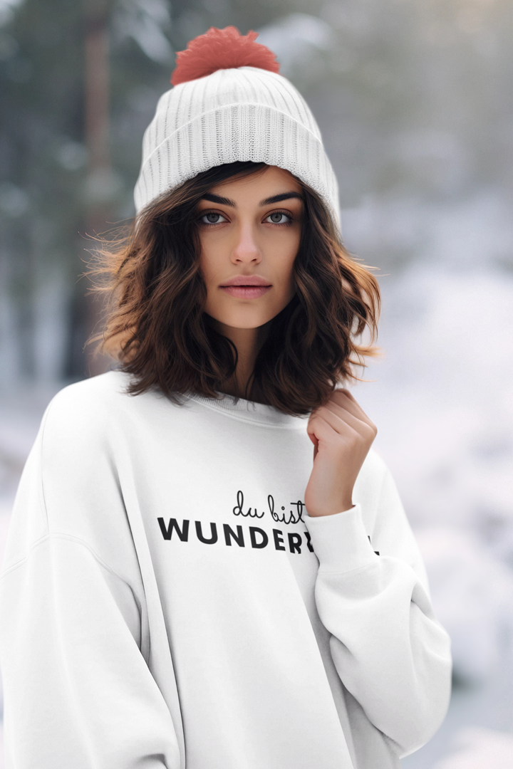 Model trägt weißes Oversized Sweater mit Motiv DU BIST WUNDERVOLL