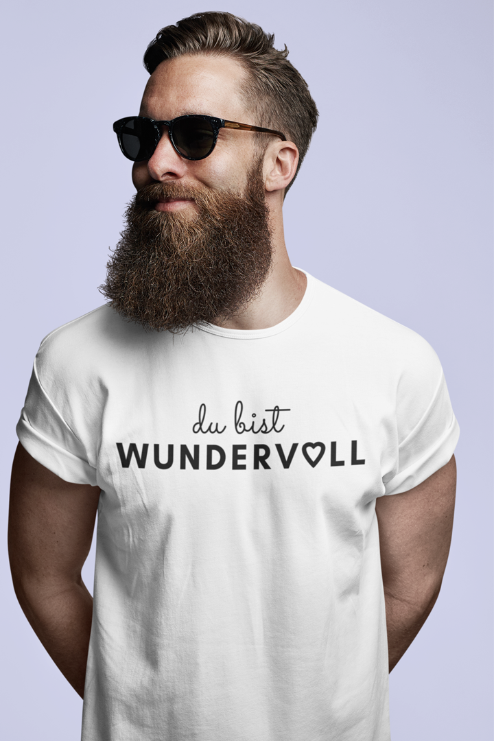 Model trägt weißes Oversized T-Shirt mit Motiv DU BIST WUNDERVOLL