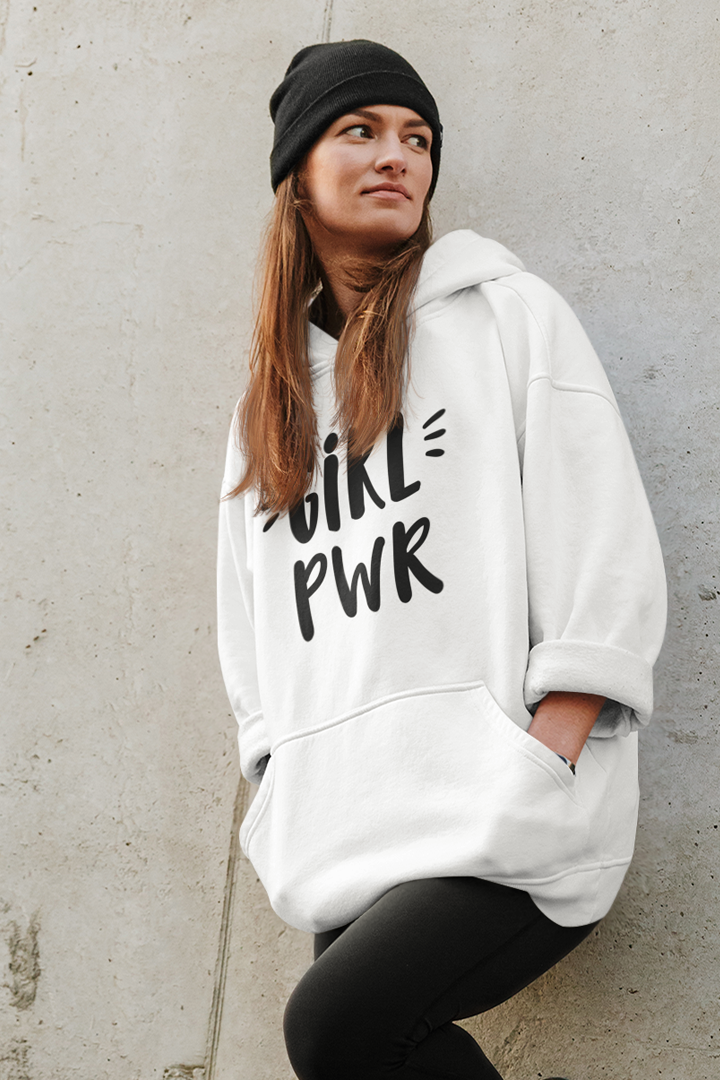 Model trägt weißen Oversized Hoodie mit Motiv GIRL PWR	