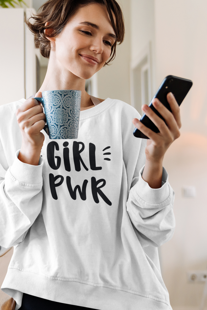 Model trägt weißen Oversized Sweater mit Motiv GIRL PWR	