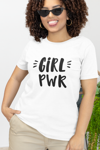 Model trägt weißes Oversized T-Shirt mit Motiv GIRL PWR