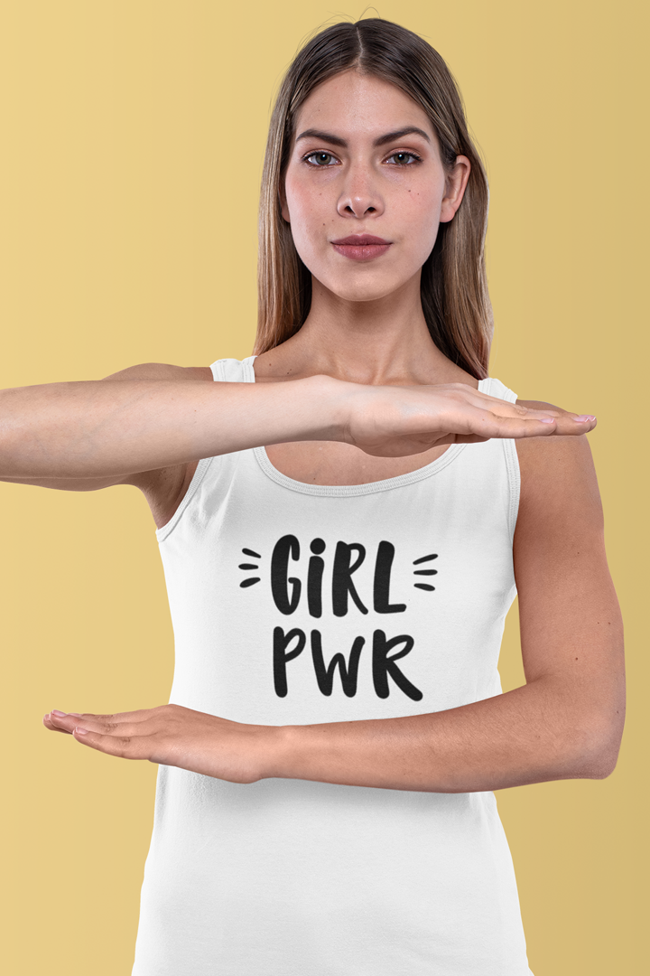 Model trägt weißes Dancer Top mit Motiv GIRL PWR