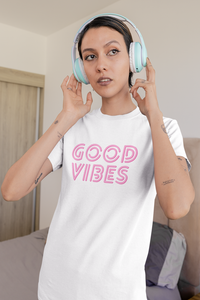 Model trägt weißes Oversized T-Shirt mit Motiv GOOD VIBES