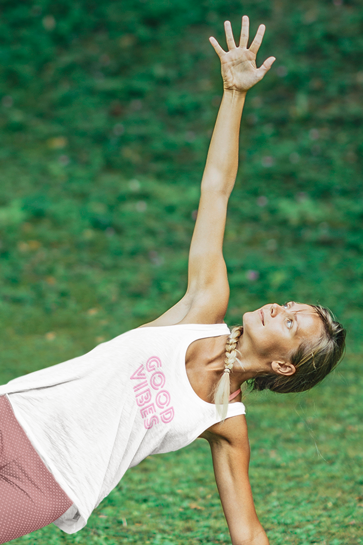 Model trägt weißes Dancer Top mit Motiv GOOD VIBES	