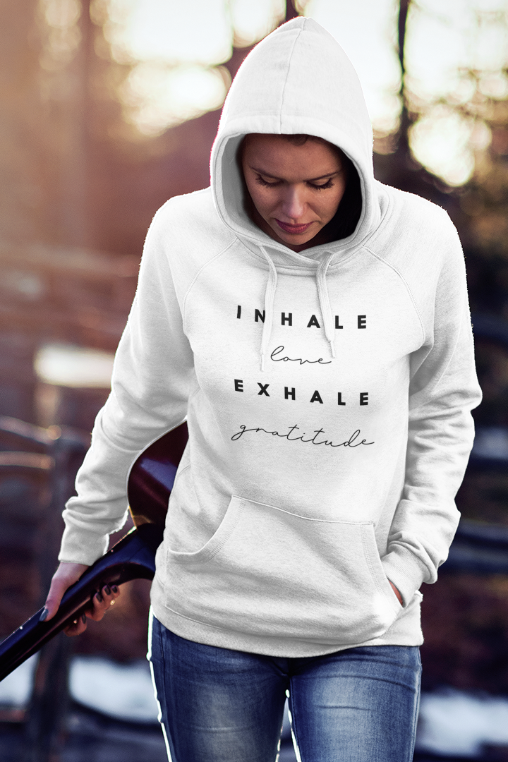 Model trägt weißen Oversized Hoodie mit Motiv INHALE EXHALE