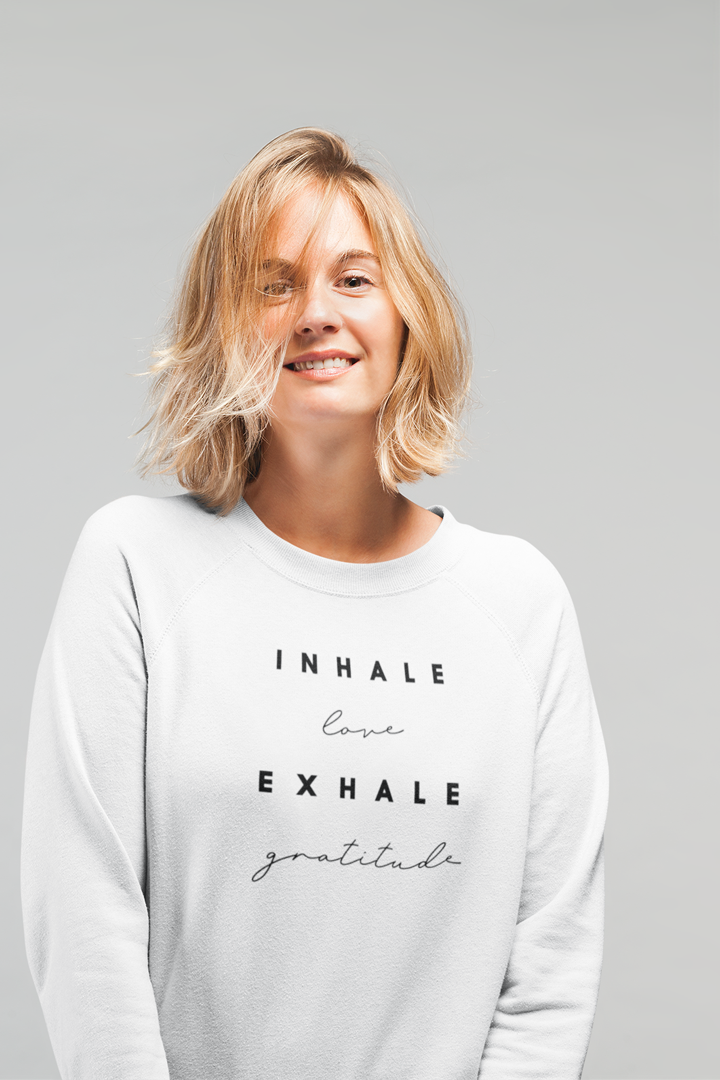 Model trägt weißen Oversized Sweater mit Motiv INHALE EXHALE	