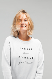 Model trägt weißen Oversized Sweater mit Motiv INHALE EXHALE	