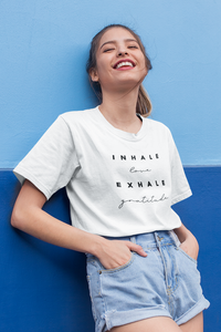 Model trägt weißes Oversized T-Shirt mit Motiv INHALE EXHALE	