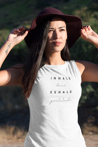 Model trägt weißes Top mit Motiv INHALE EXHALE	