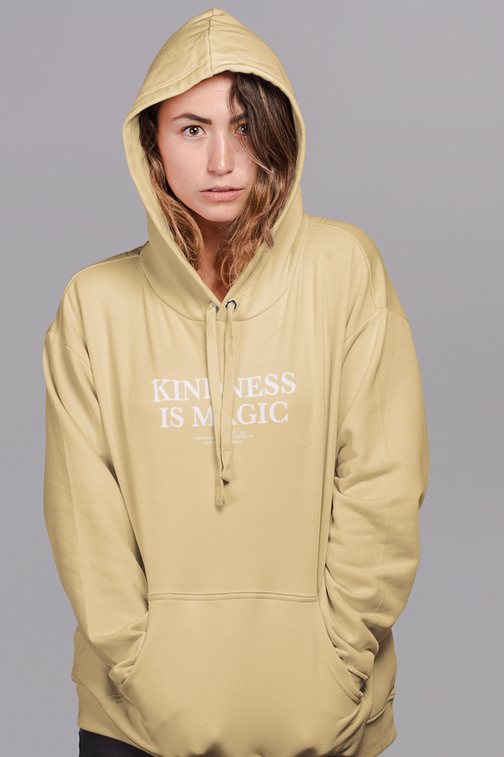 Model trägt Jojoba Oversized Hoodie mit Motiv KINDNESS IS MAGIC