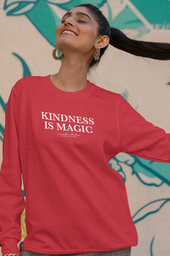 Model trägt Red Oversized Sweater mit Motiv KINDNESS IS MAGIC