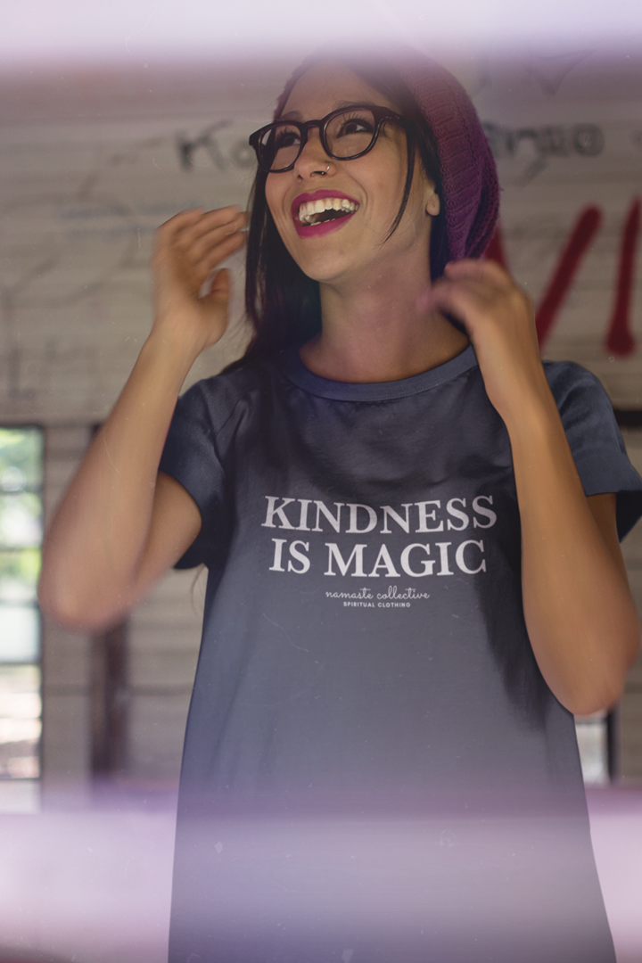 Model trägt India Ink Grey Oversized T-Shirt mit Motiv KINDNESS IS MAGIC