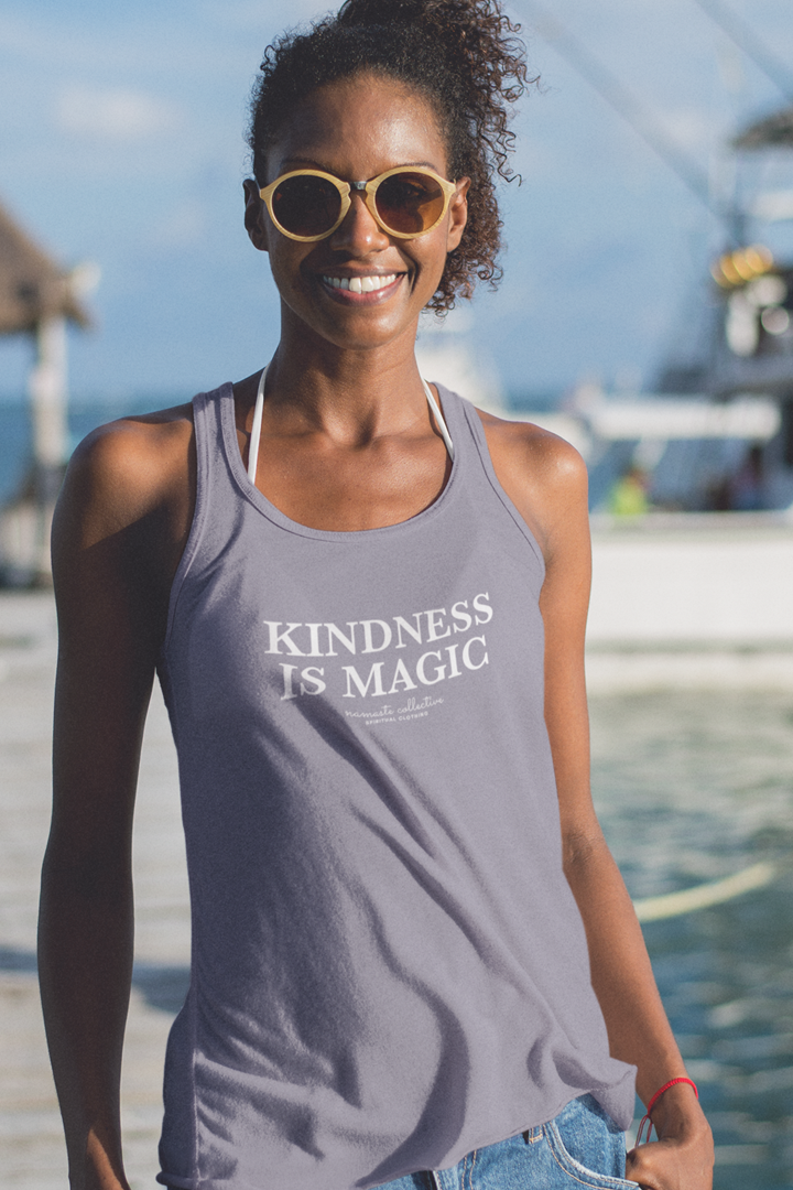 Model trägt Lava Grey Top mit Motiv KINDNESS IS MAGIC