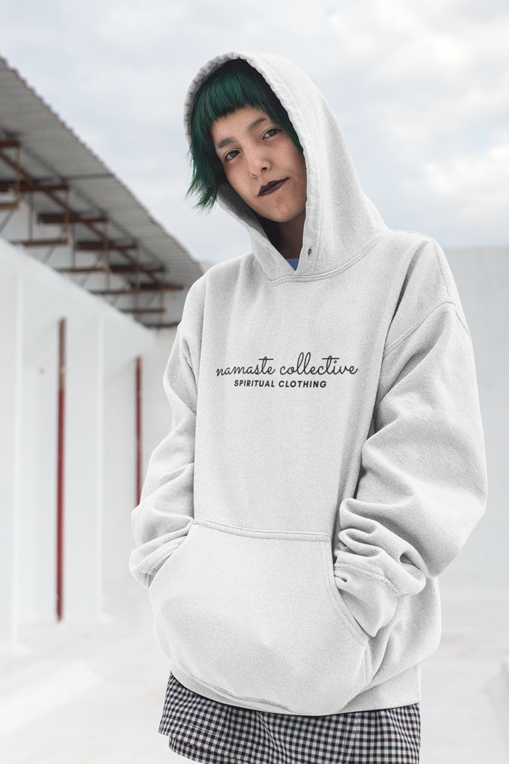 Model trägt weißen Oversized Hoodie mit Motiv NAMASTE COLLECTIVE