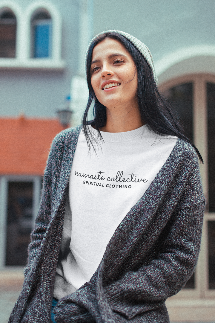 Model trägt weißes Oversized Sweater mit Motiv NAMASTE COLLECTIVE