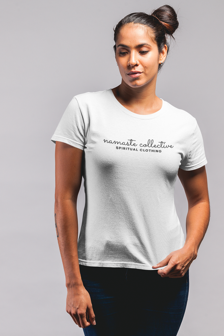 Model trägt weißes Oversized T-Shirt mit Motiv NAMASTE COLLECTIVE