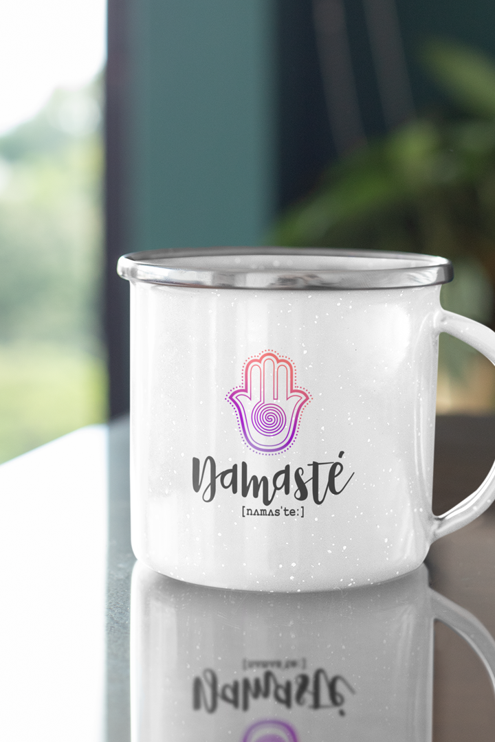 Mockup Emaille Tasse mit Motiv NAMASTE