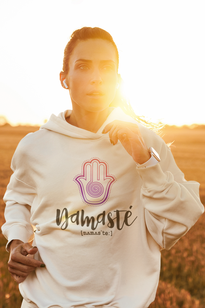 Model trägt weißes Oversized Hoodie mit Motiv NAMASTE