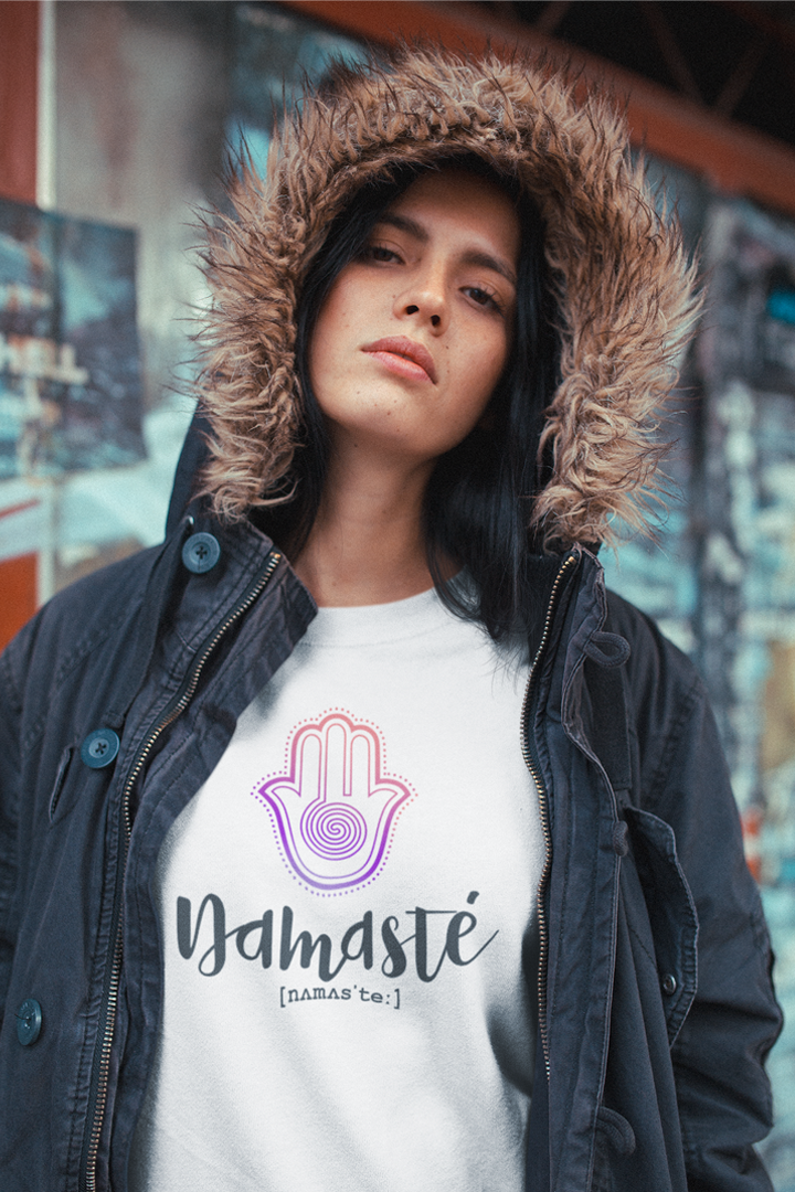 Model trägt weißen Oversized Sweater mit Motiv NAMASTE