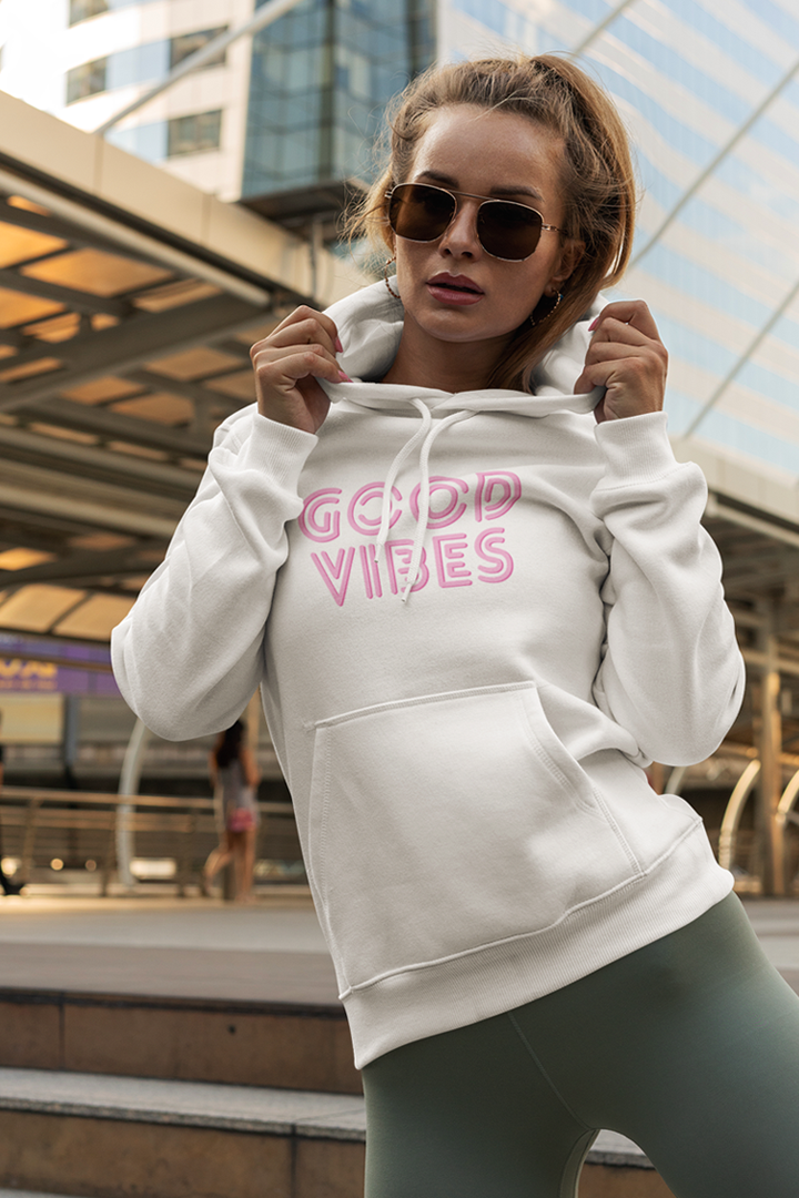 Model trägt weißes Oversized Hoodie mit Motiv GOOD VIBES	