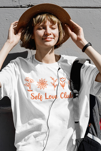 Model trägt weißes Oversized T-Shirt mit Motiv SELF LOVE CLUB	