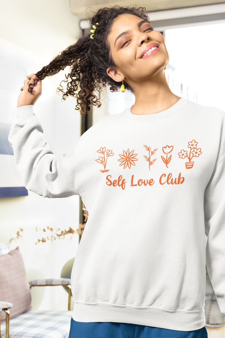 Model trägt weißen oversized Sweater mit Motiv SELF LOVE CLUB