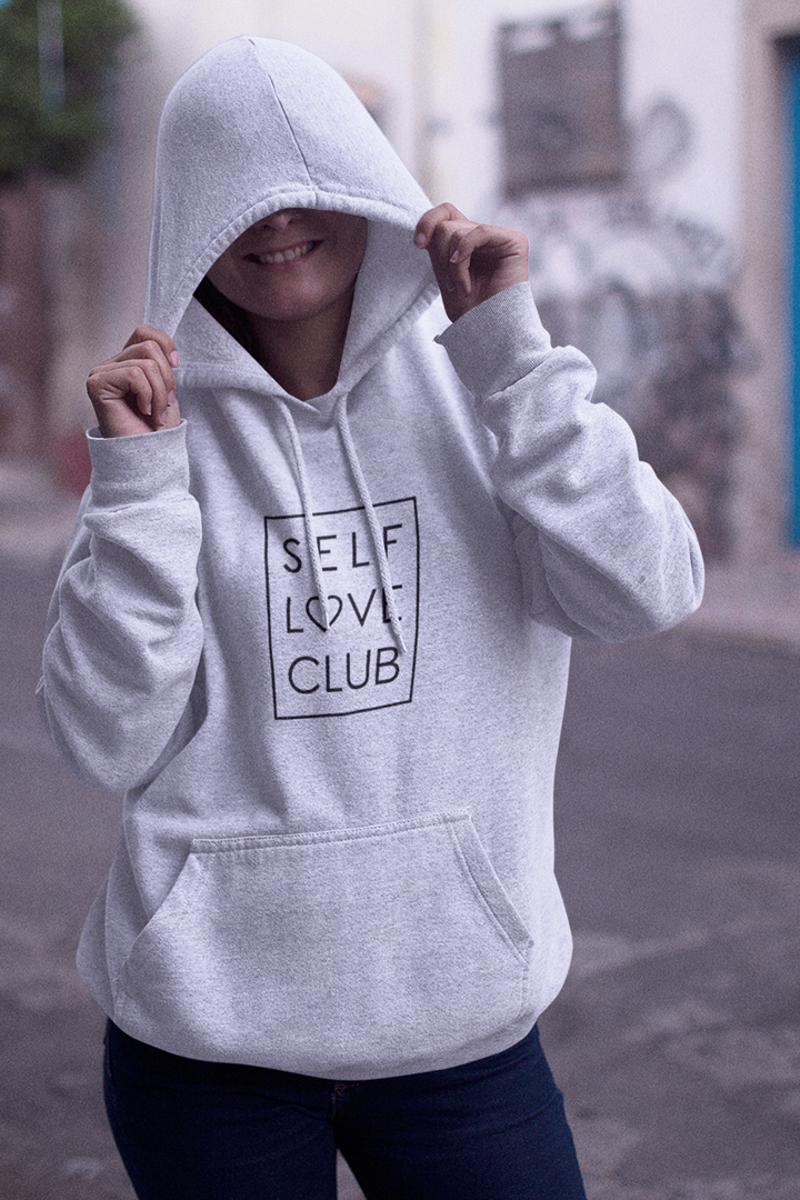 Model trägt White Oversized Hoodie mit Motiv SELF LOVE CLUB