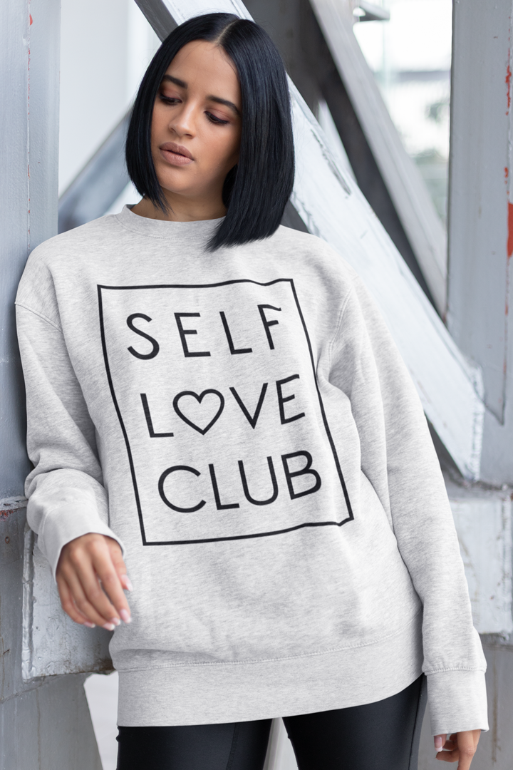 Model trägt White Oversized Sweatshirt mit Motiv SELF LOVE CLUB