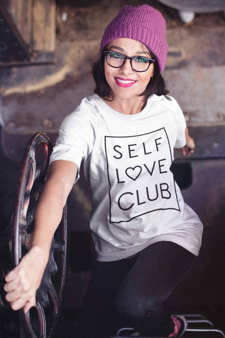 Model trägt weißes Oversized T-Shirt mit Motiv SELF LOVE CLUB