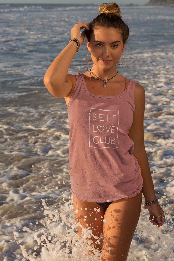 Model trägt Canyon Pink Dancer Top mit Motiv SELF LOVE CLUB	