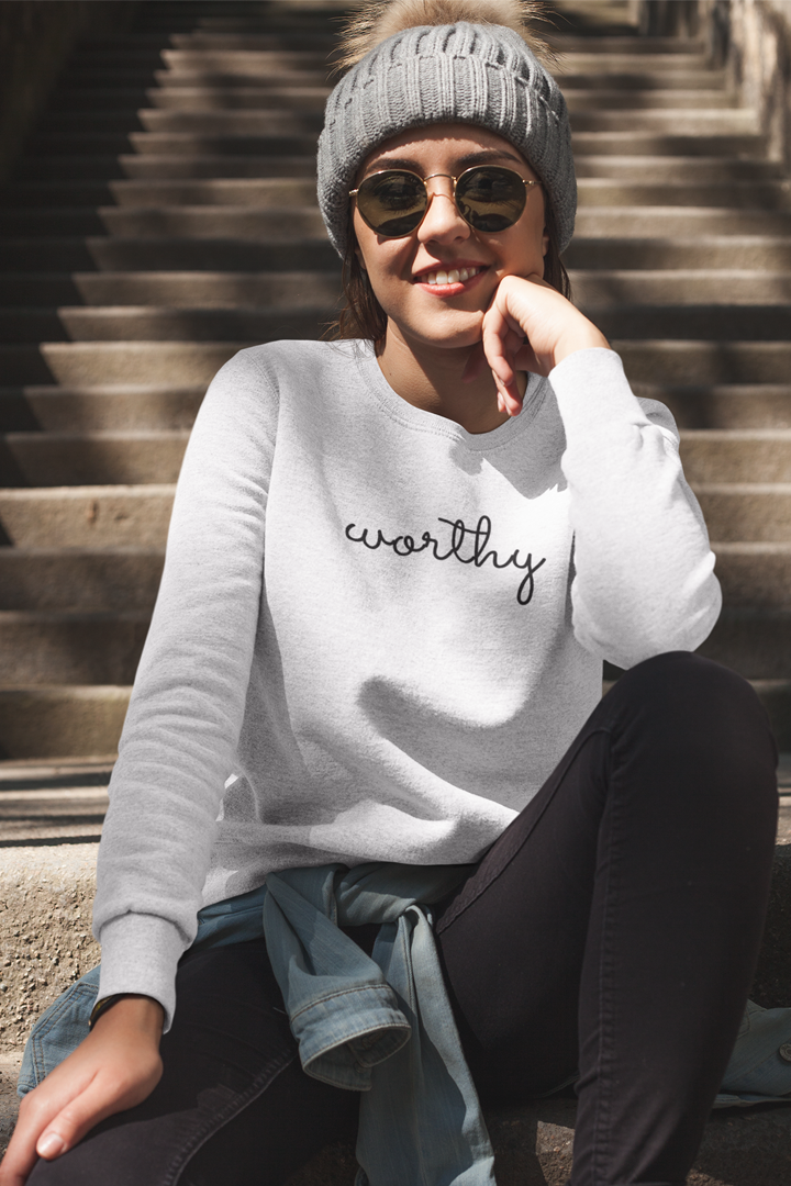 Model trägt White Oversized Sweatshirt mit Motiv WORTHY