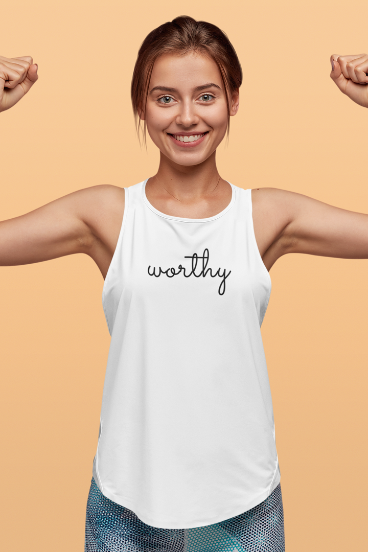 Model trägt White Top mit Motiv WORTHY