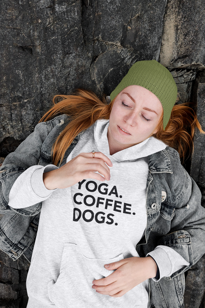 Model trägt White Oversized Hoodie mit Motiv YOGA COFFEE DOGS	