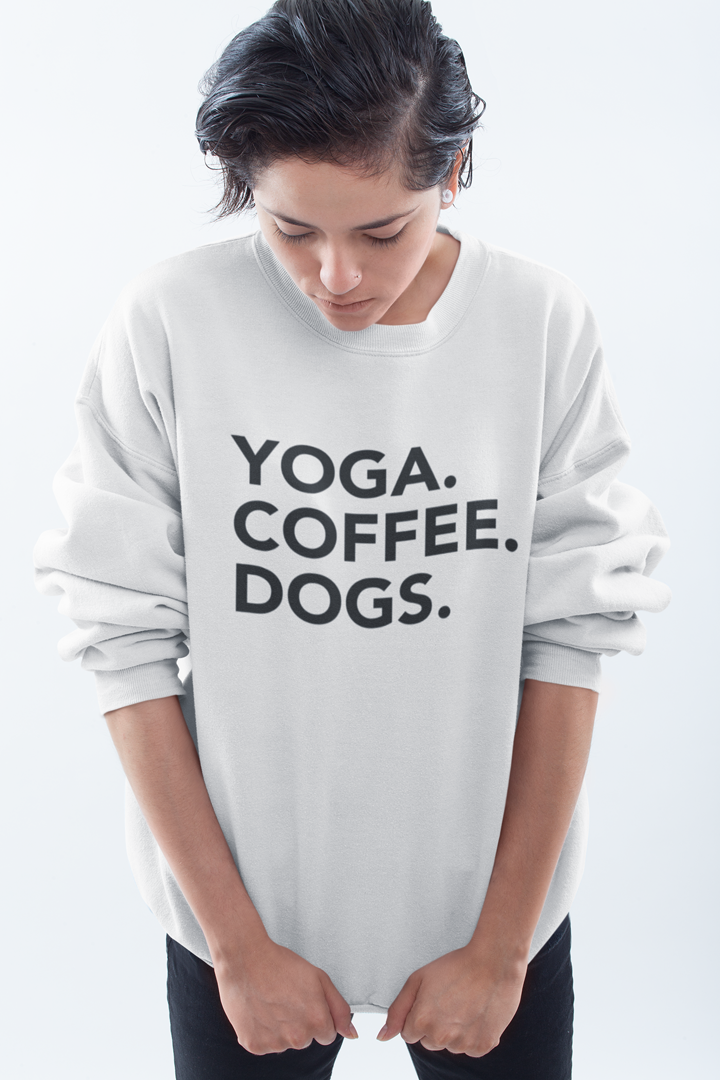 Model trägt White Oversized Sweatshirt mit Motiv YOGA COFFEE DOGS	