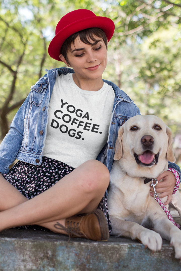 Model trägt White Oversized T-Shirt mit Motiv YOGA COFFEE DOGS	