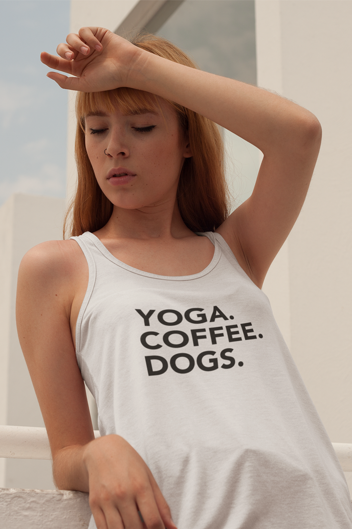 Model trägt White Top mit Motiv YOGA COFFEE DOGS