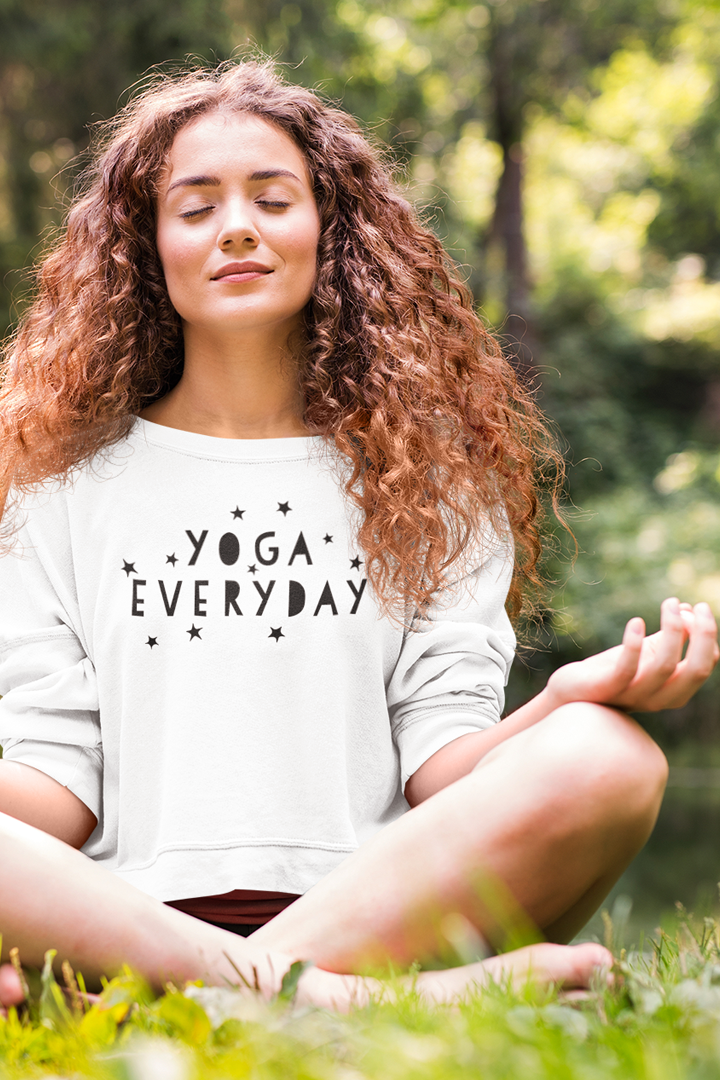 Model trägt White Oversized Sweater mit Motiv YOGA EVERYDAY