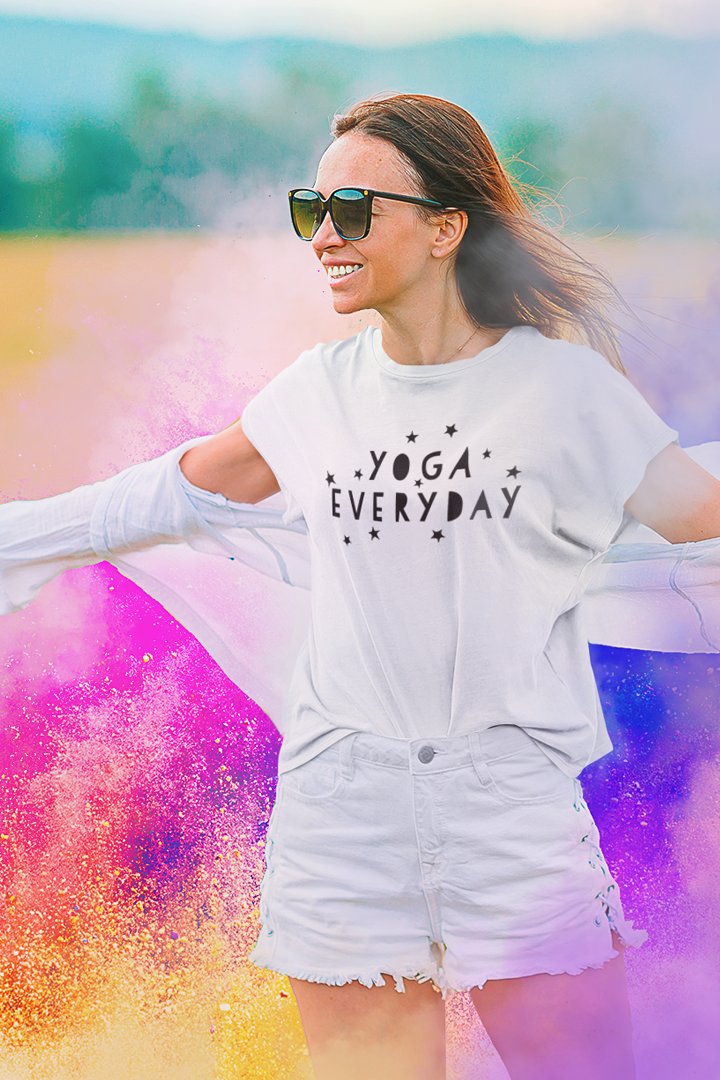 Model trägt White Oversized T-Shirt mit Motiv YOGA EVERYDAY