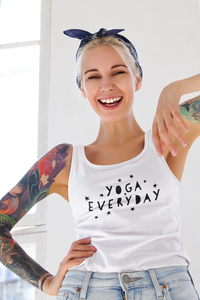 Model trägt White Top mit Motiv YOGA EVERYDAY