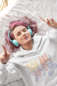 Model trägt White Oversized Hoodie mit Motiv YOU ARE LOVED	