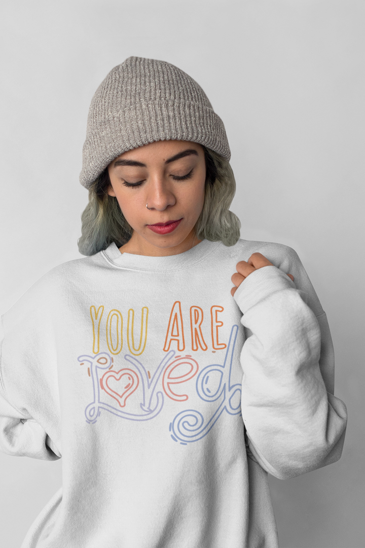 Model trägt White Oversized Sweatshirt mit Motiv YOU ARE LOVED	