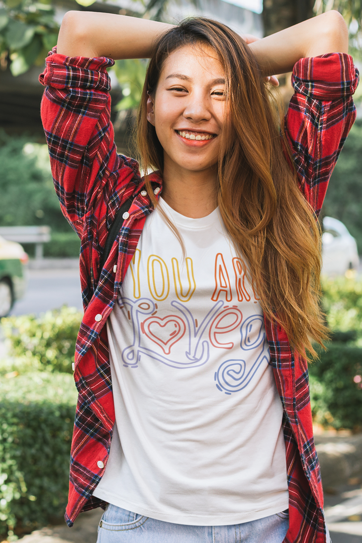 Model trägt White Oversized T-Shirt mit Motiv YOU ARE LOVED