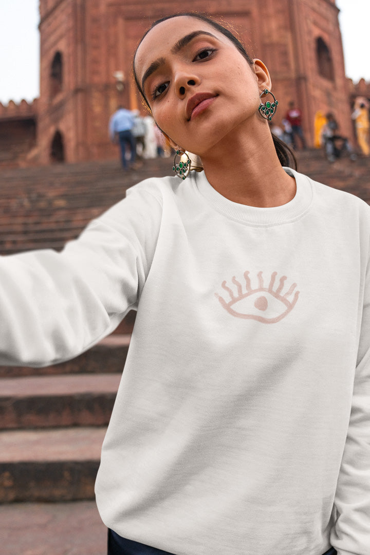 Model trägt weißes Unisex Oversized AJNA CHAKRA Sweatshirt