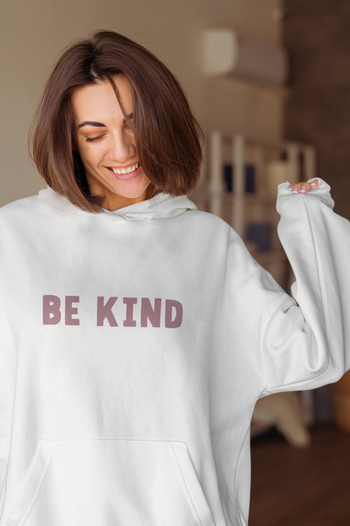 Model trägt weißes Unisex Oversized BE KIND Hoodie