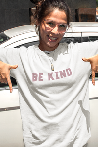 Model trägt weißes Unisex Oversized BE KIND T-Shirt